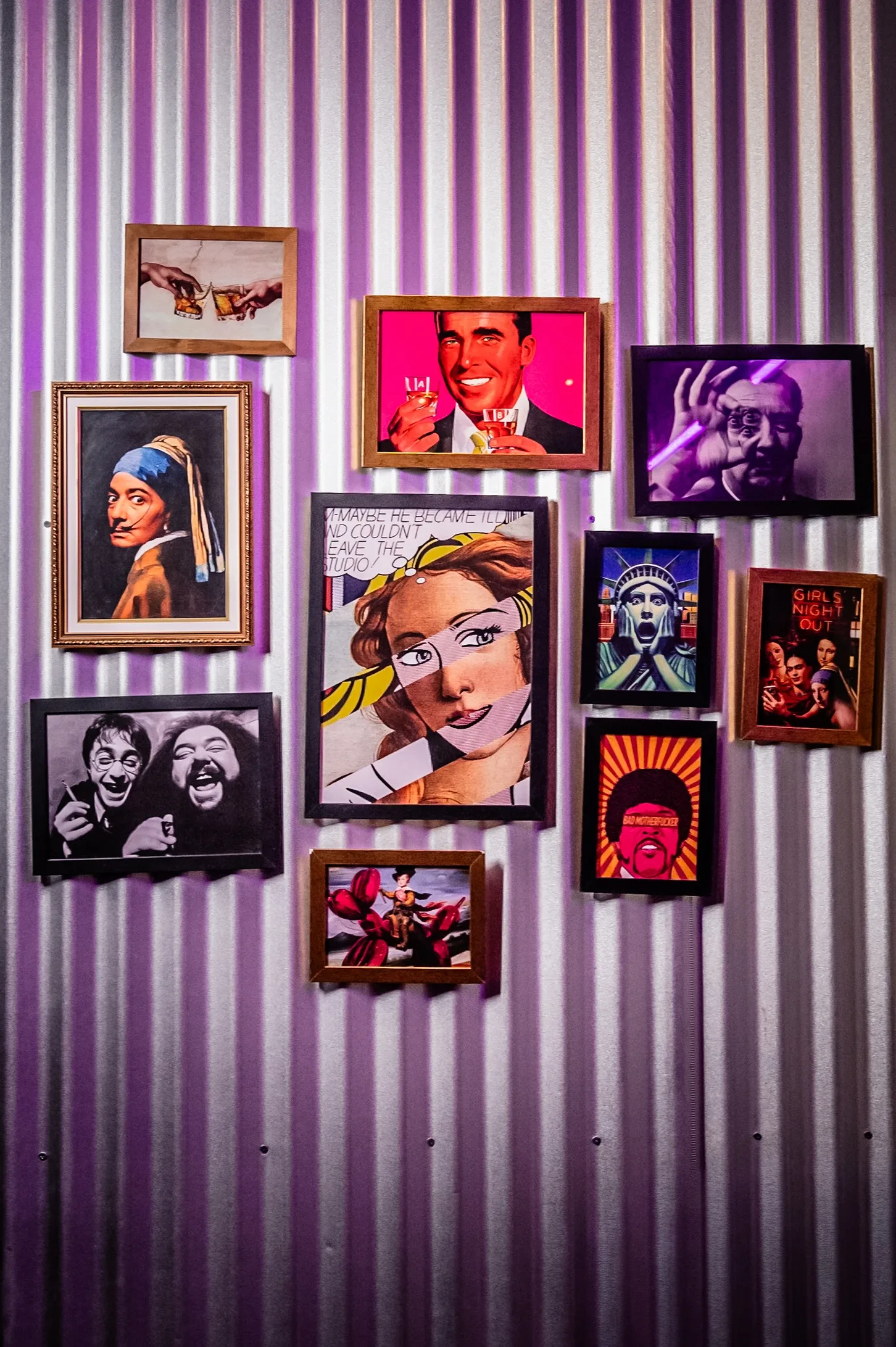 Parede de retratos pop-art do Surreal, onde Frida Kahlo e Salvador Dalí dividem espaço com ícones do cinema