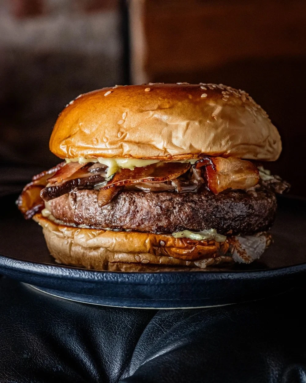 Surreal Burger com blend Angus, queijo meia cura derretido, cogumelos e bacon crocante