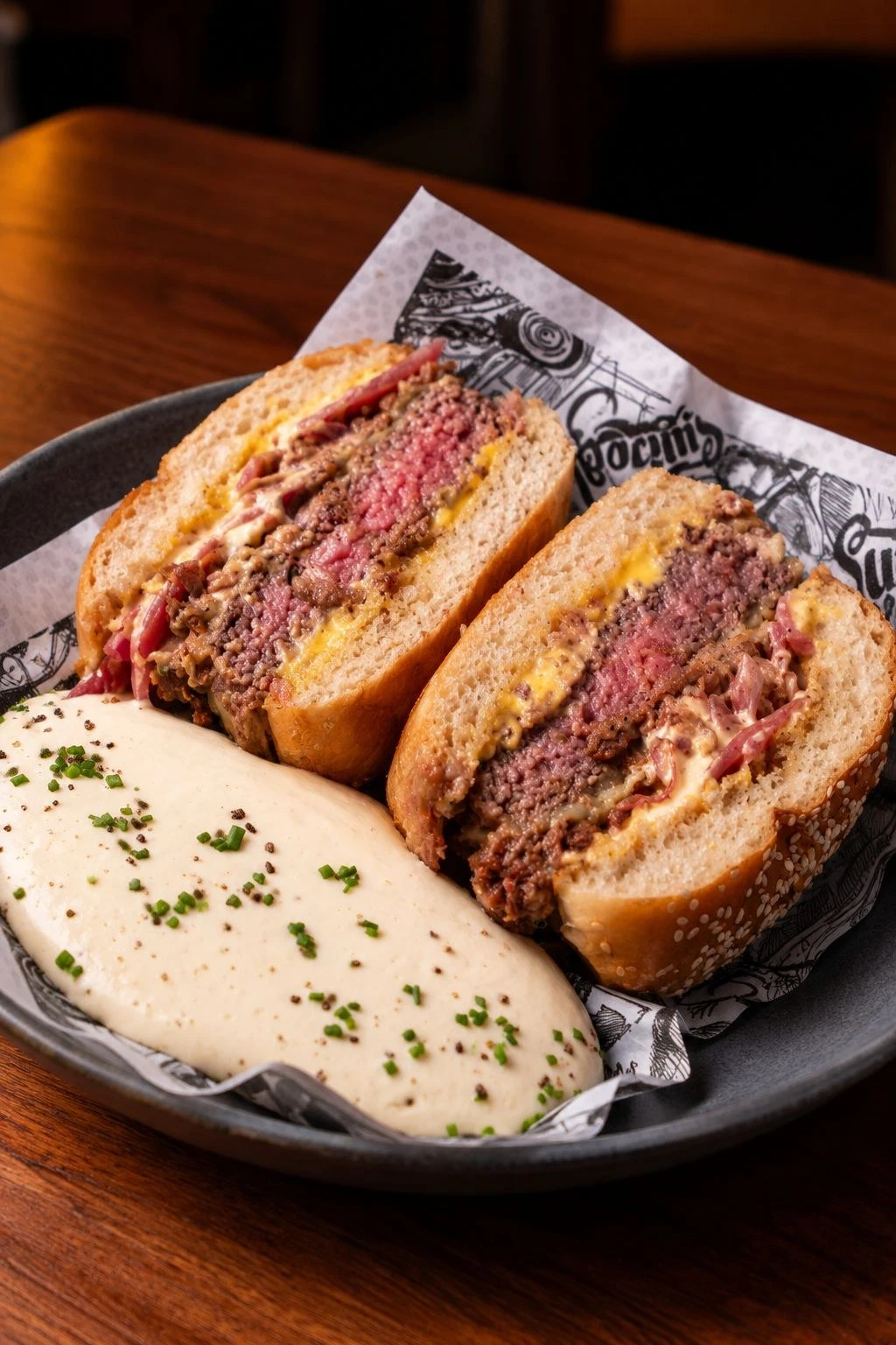 The Godpastrami, burger de Angus Cara Preta com pastrami artesanal e picles de cebola roxa