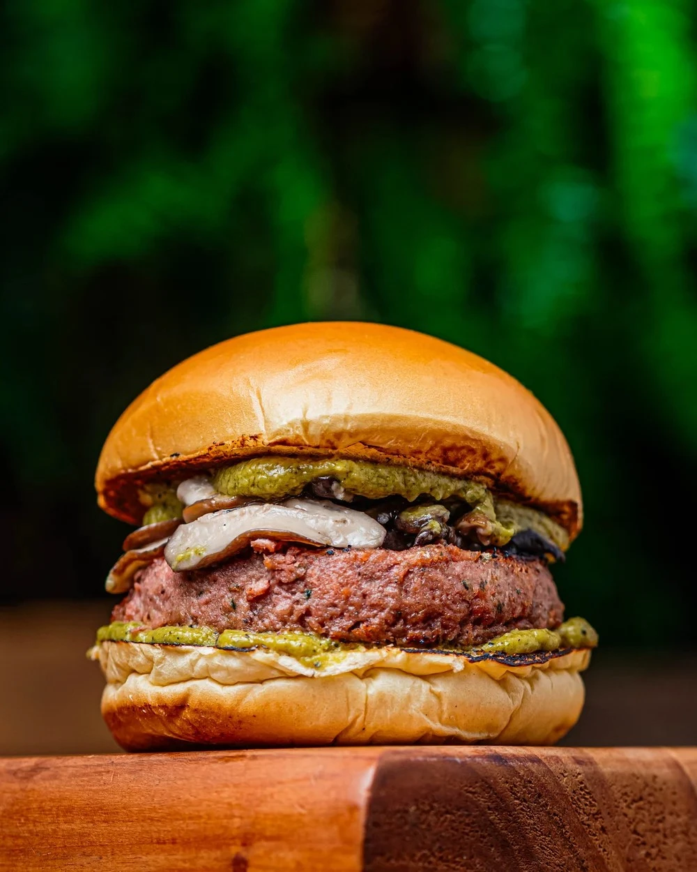 Ceci n'est pas un hamburger, releitura vegetal com fibra de caju, shitake fresco e aioli de abacate