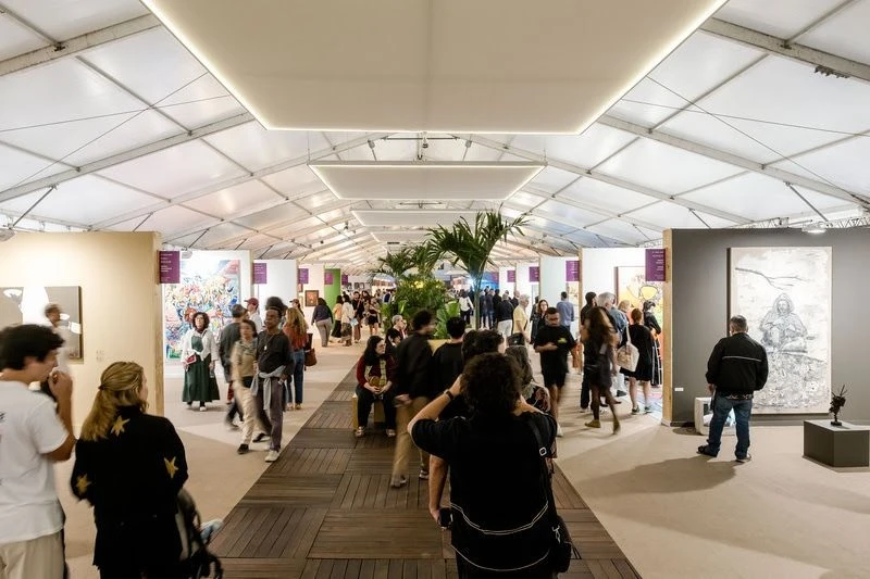 Corredor central de um dos pavilhões da ArtRio, com estandes de galerias de cada lado