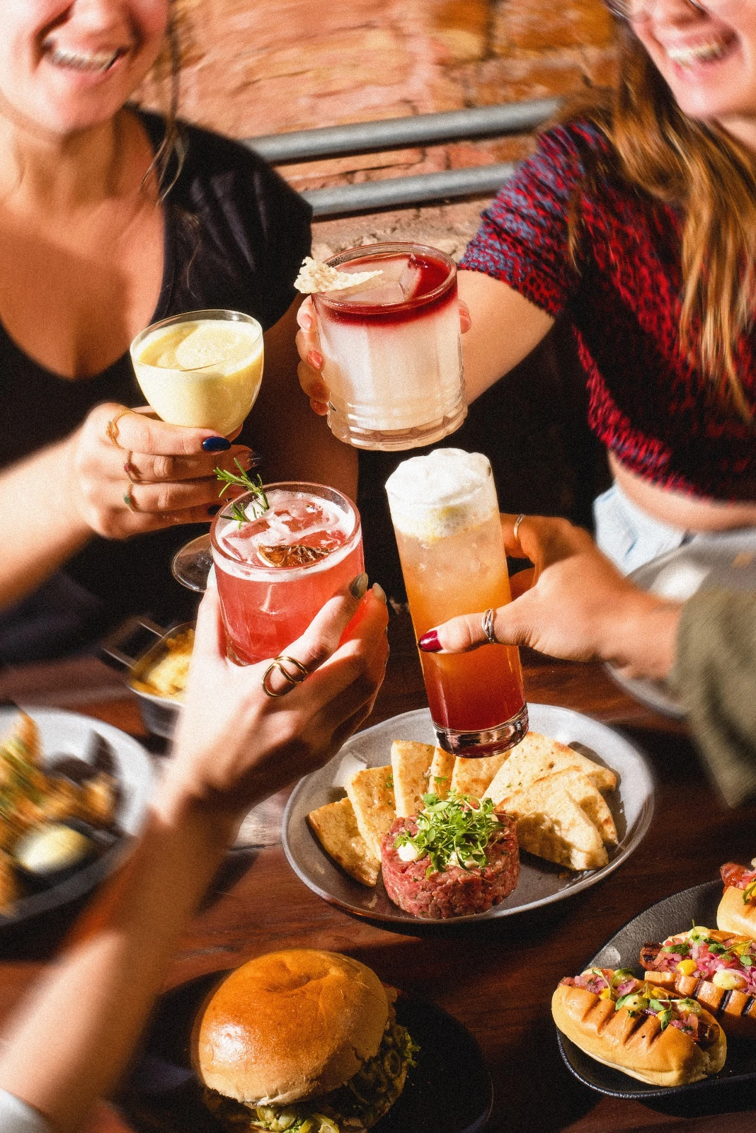 Mesa farta com drinks e pratos para compartilhar, cena comum em festivais gastronômicos