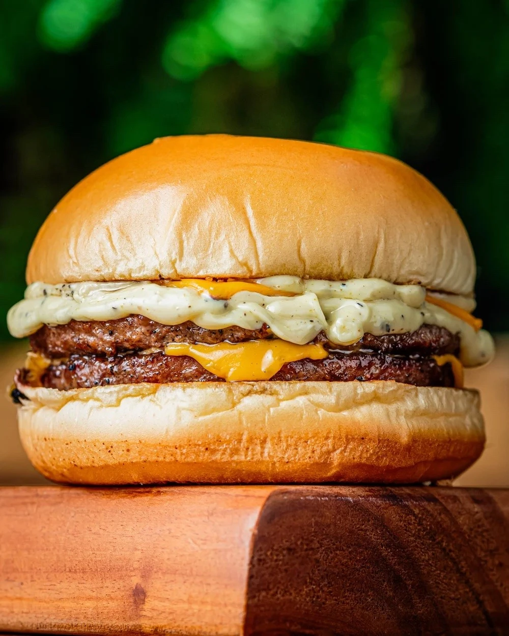 Smash Me Baby, dois discos de Angus prensados na chapa com cheddar derretido e pão brioche selado na manteiga