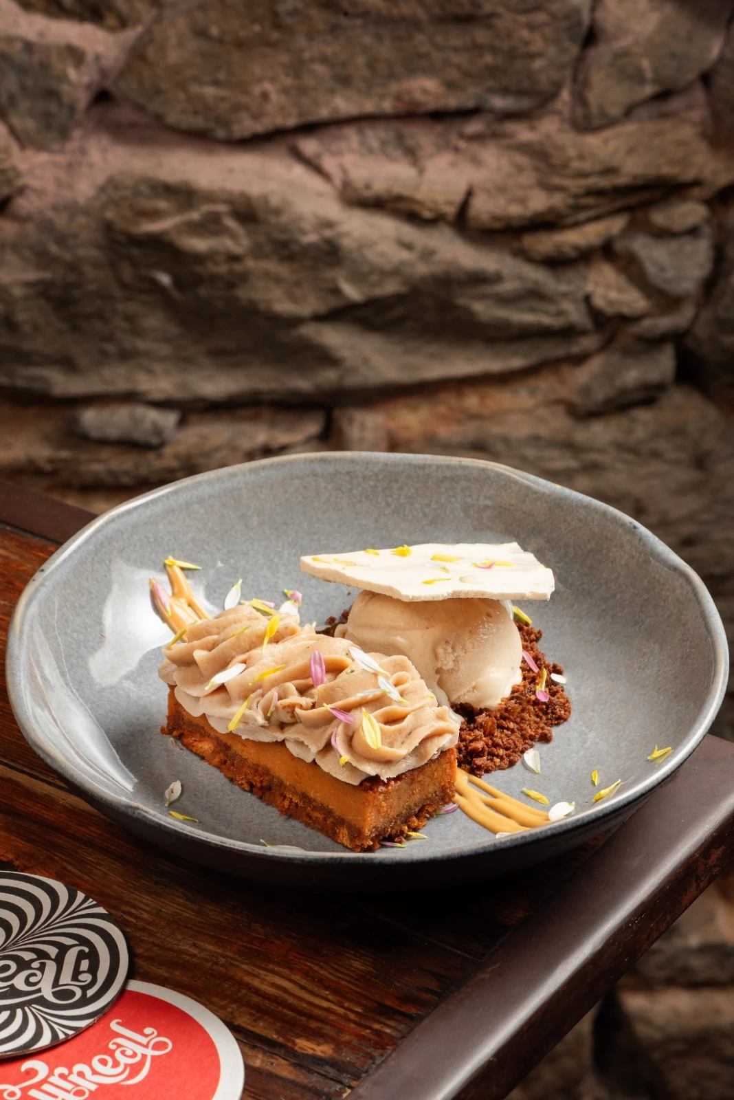 Comedian Banoffee, postre del Surreal con ganache de banana, dulce de leche horneado, crumble y merengue