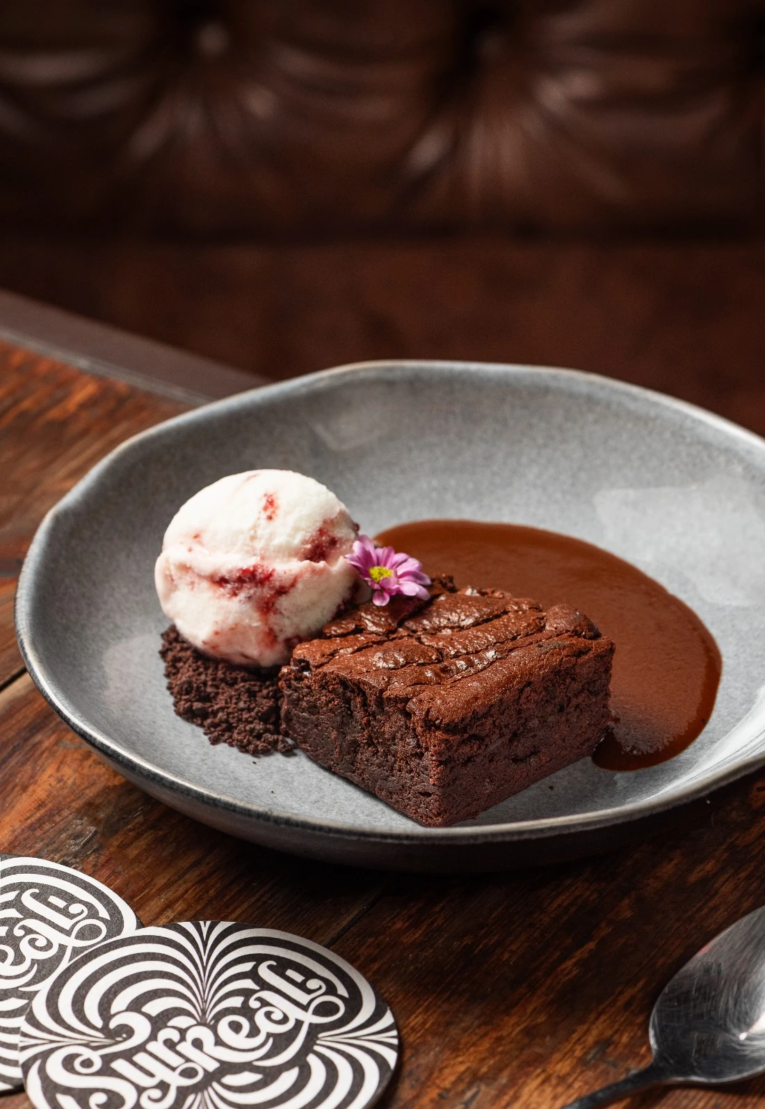 El Fantástico Pastel de Chocolate, con costra crocante, interior cremoso y gelato de vainilla con frutos rojos