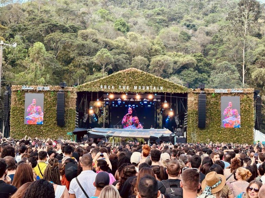 Palco do Rock the Mountain cercado pelas montanhas de Itaipava