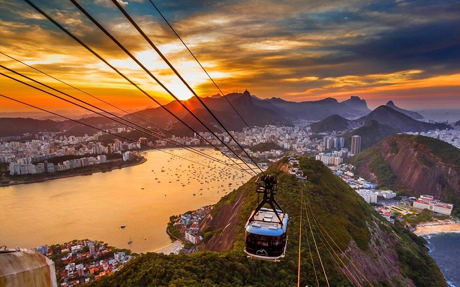 Bondinho do Pão de Açúcar ao pôr do sol sobre Botafogo, Urca e Praia Vermelha