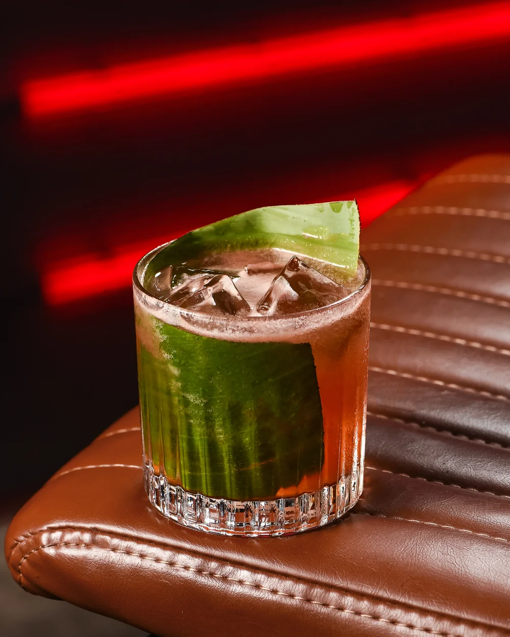 The Jungle, trago con una hoja de banano dentro del vaso, de la Galería Líquida de Surreal